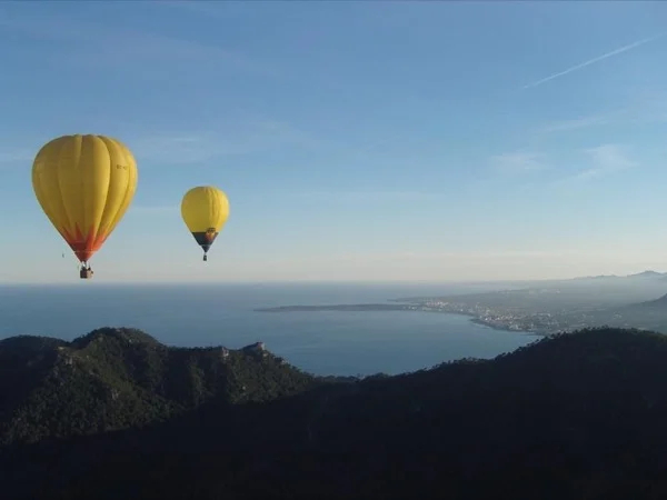 Admire Mallorca from a hot air balloon.