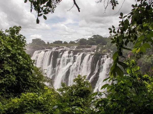 Victoria Falls, spectacular and awe-inspiring beauty on the Zambezi River