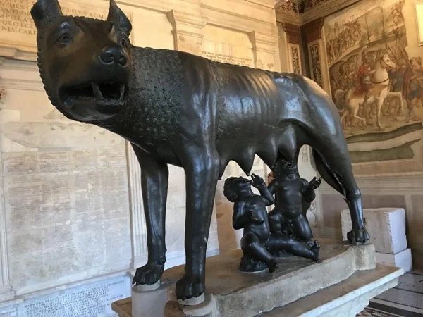 Piazza Venezia, the Capitoline Hill and Museums