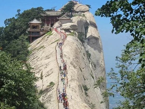 Two of the most popular senic spots in Xi'an including Mt.Huashan&Terracotta Army