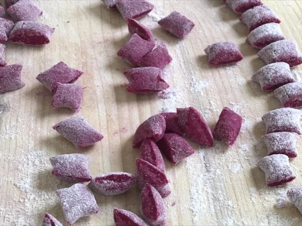 Beetroot Gnocchi Gorgonzola&Walnuts - learn how to prepare a colorful specialty of Italian cuisine - Live Virtual Tour