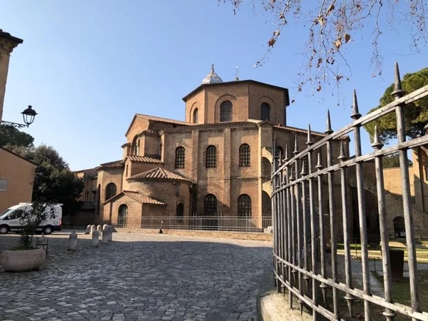 A stroll in Ravenna, from the past to contemporary days - outdoor tour live virtual tour