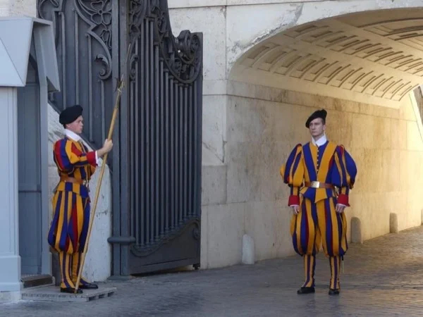 Castel S. Angelo, the Vatican Fortress and the Swiss Guard: Half Day walking tour