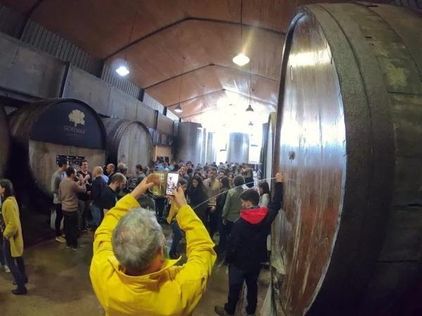 Live in the cider house, the tradition of the txotx