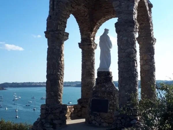 Corsair city Saint Malo and fishermen village Saint Suliac half day tour