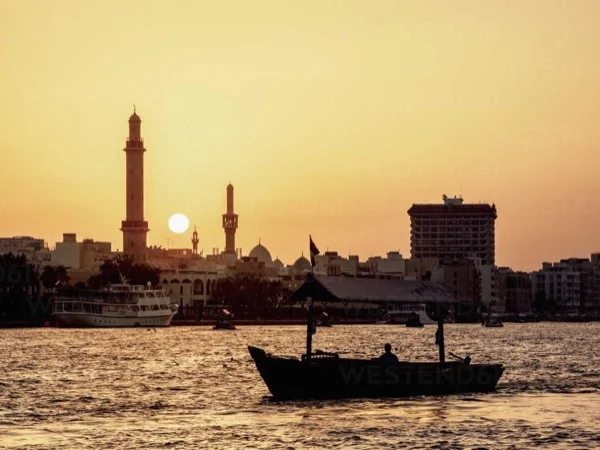 Sunset in Dubai Creek in an authentic Dhow with snacks and Old Dubai walking tour