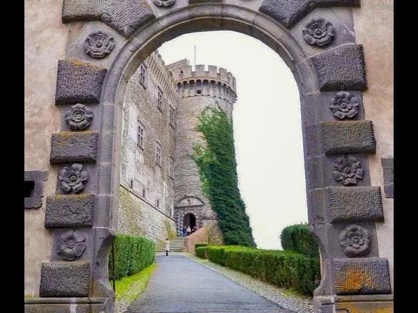Shore excursion and Rome airport or hotel transfer from Civitavecchia to discover Etruscans and the great Castle in Bracciano