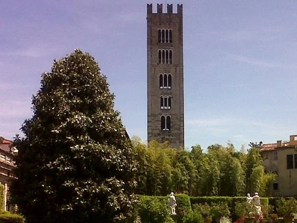 Lucca, the walled town of Puccini in a half day tour