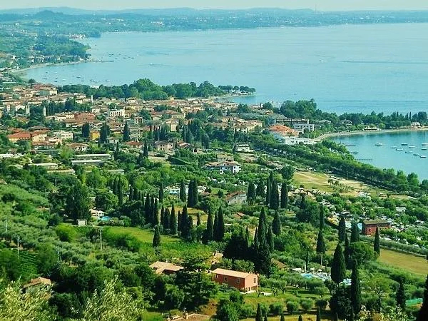 Day tour: Lake Garda and Amarone wine from Verona