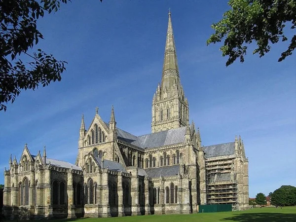 Escape to the New Forest and enjoy a visit to the delightful city of Salisbury