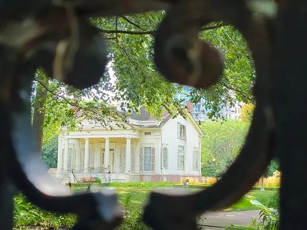 Mansions and Murals of Chicago