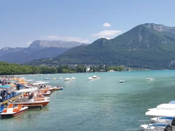 From Chamonix to Annecy and its lake, pearl of the Alps