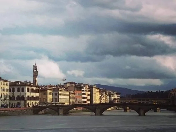 Florence Anniversary or Special Occasion tour with a local guide and a professional photographer