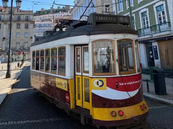 Discover the hidden gems of Lisbon, Tour with Locals
