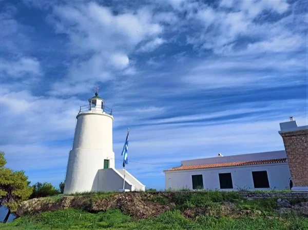 Admire the stunning view of the Lighthouse with your local guide