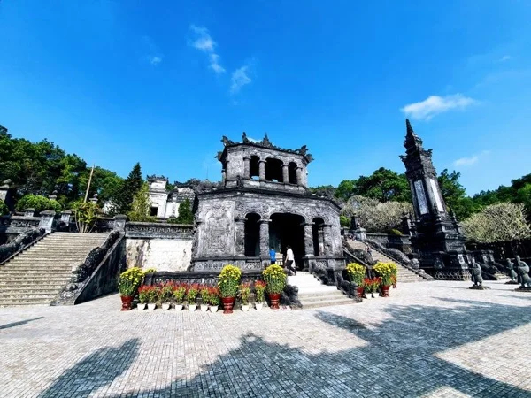Hue citadel Exploring with Royal Set menu for lunch (Full day private tour)