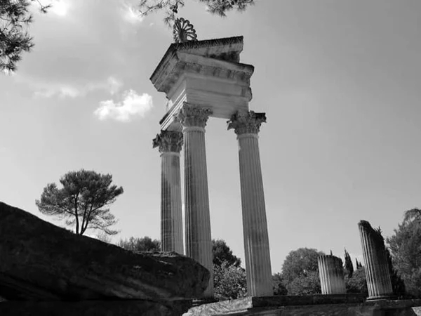 Tour Arles, Les Baux de Provence & St Remy de Provence with a local guide