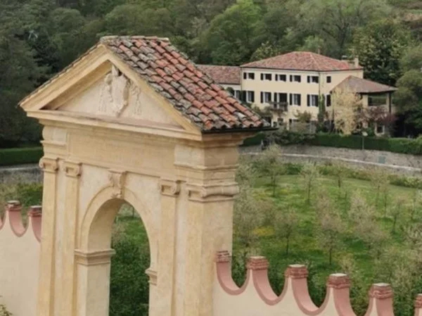 Half-Day Hiking Tour and Villa Vescovi Visit