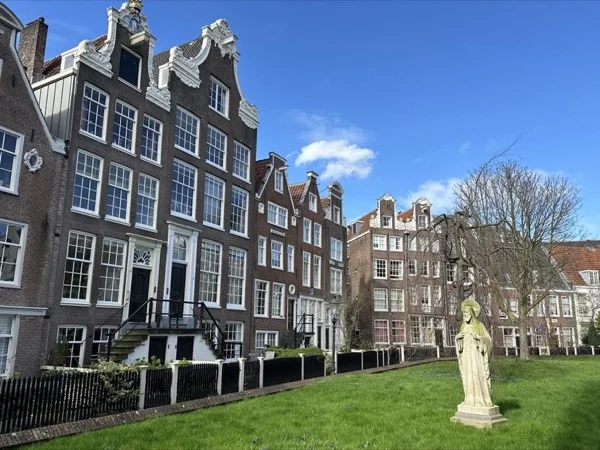 One day trip in Amsterdam: walking tour with culture, food and a boattrip