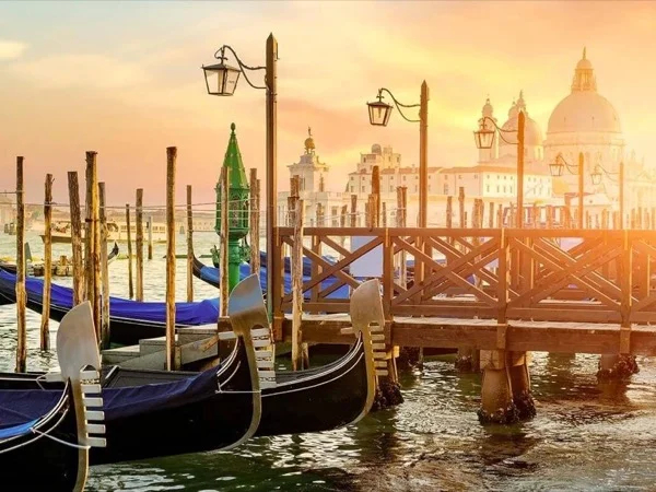 Private day trip to Venice with guided tour and gondola ride