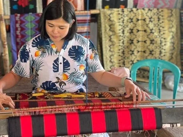 Experience local culture at Lombok Hand-Weaving Village & Stunning white beaches - Shore Excursion