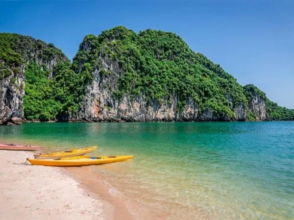 Hanoi to Ha Long Bay: 6-Hour Private Cruise & Kayaking Adventure