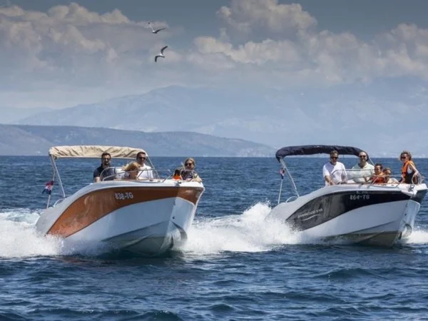 Private speedboat hidden islands tour