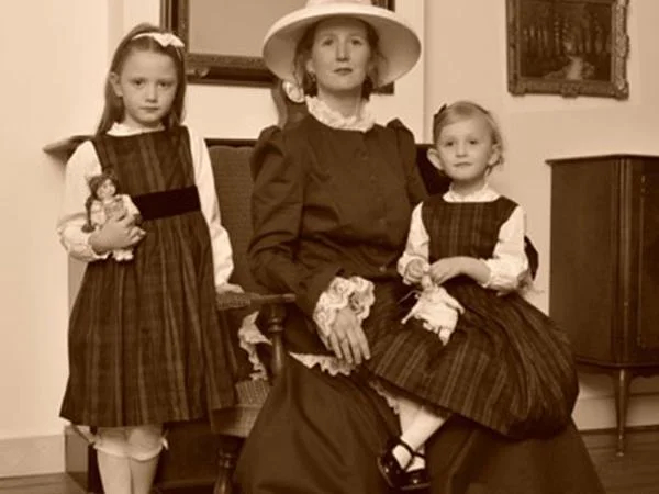 Dutch roots? Custom genealogy tour in Holland with your own art historian, TBL's no 1 tourguide in the Netherlands