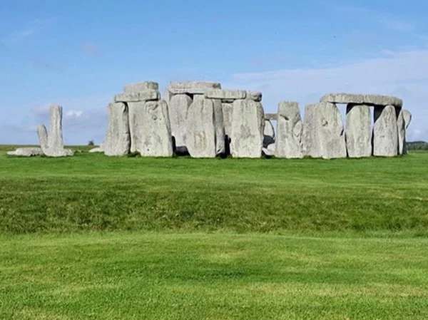 Rocks & Frocks - Full Day Tour from London to Stonehenge & Bath