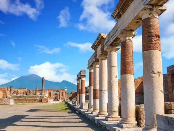Private transfer from Naples to Sorrento with stop in Pompeii