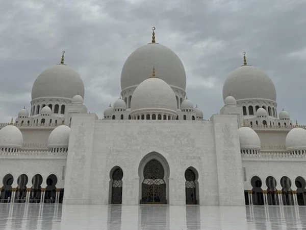 Abu Dhabi: Mosques, Palaces & Wonder