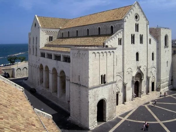 Half day tour in Bari: art, history, people, food and wine tasting