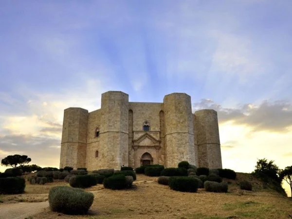 Full day tour in the North of Bari: Unesco castle, Jewish heritage, picturesque port, wine