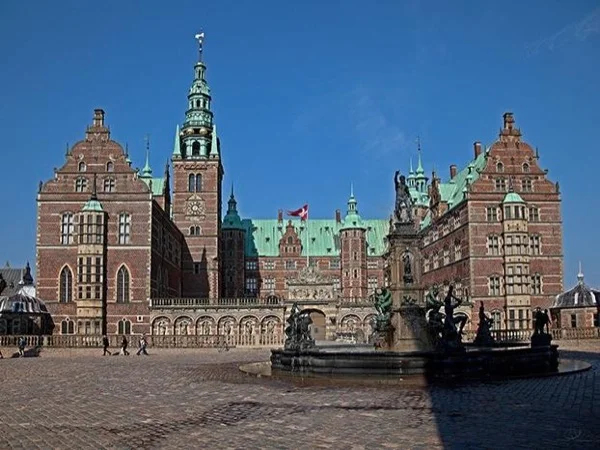Castle and history tour of Copenhagen and Northern Zealand. A full day of Kings, Queens, glamour and culture.
