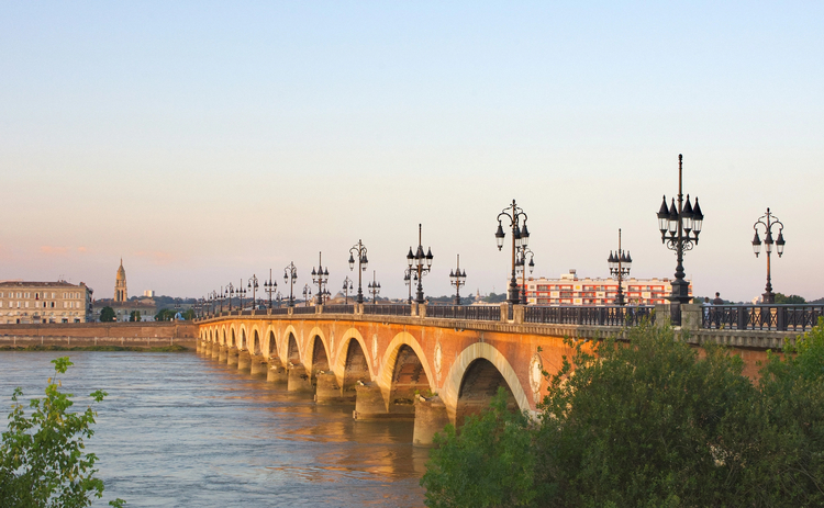 Iconic Bordeaux: Half-Day Private Driving Tour with Panoramic Stops