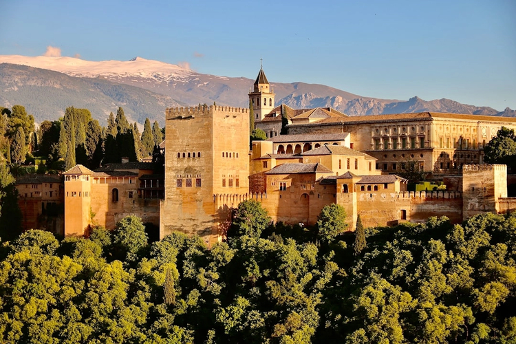Complete Granada: Full-Day Walking Tour Through the Neighbourhoods