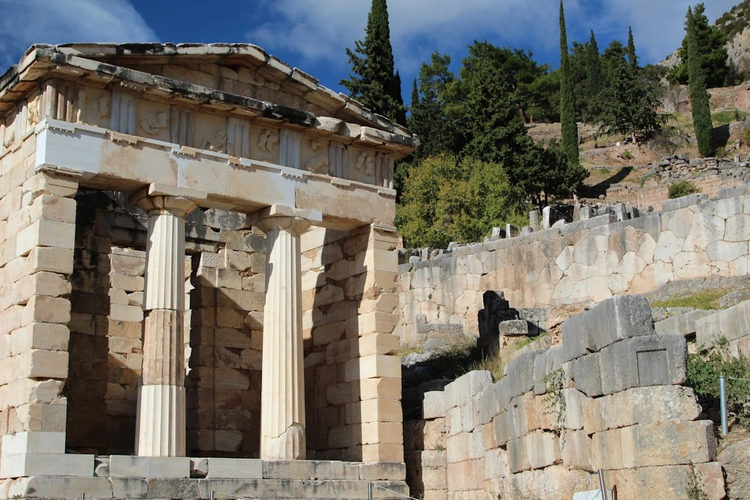 Classic Delphi: Day Trip with Private Vehicle from Athens
