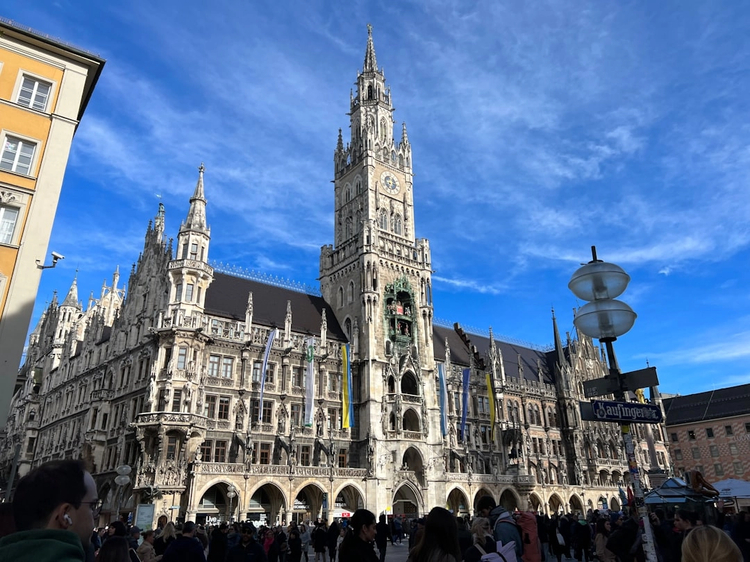 Complete Munich: Full-Day Walking Tour Through the Neighbourhoods