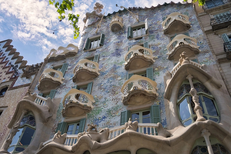 Complete Barcelona: Full-Day Walking Tour Through the Neighbourhoods