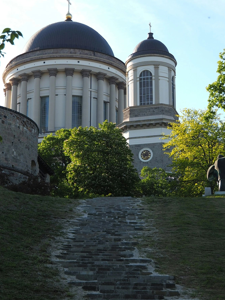 Complete Budapest: Full-Day Walking Tour Through the Neighbourhoods