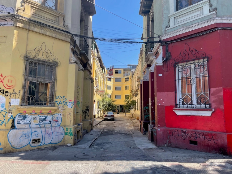 Complete Santiago: Full-Day Walking Tour Through the Neighbourhoods