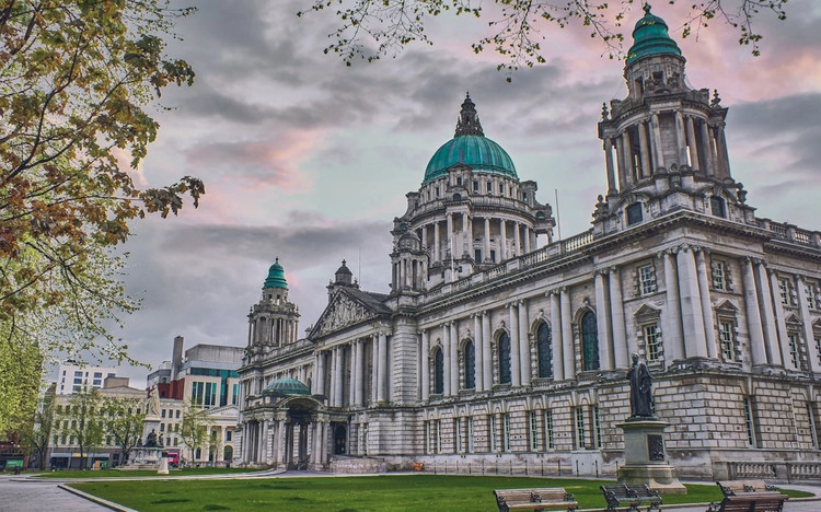 Complete Belfast: Full-Day Walking Tour Through the Neighbourhoods
