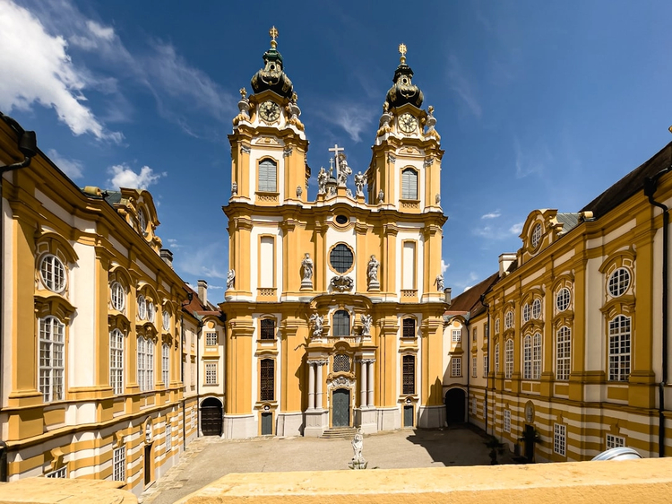 Classic Wachau Valley and Melk Abbey: Day Trip with Private Vehicle from Vienna