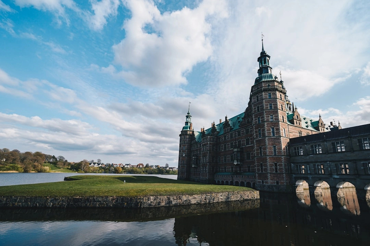 Classic Frederiksborg and Kronborg Castles: Day Trip with Private Vehicle from Copenhagen