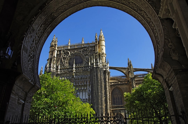 Complete Seville: Full-Day Walking Tour Through the Neighbourhoods