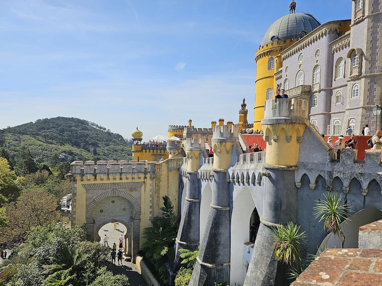 Classic Sintra and Cascais: Day Trip with Private Vehicle from Lisbon