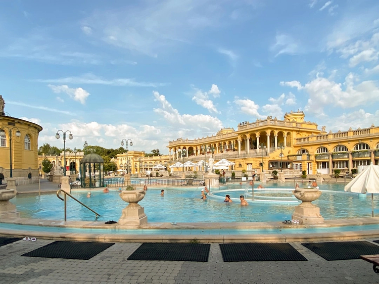 Ultimate Budapest: Full-Day Private Driving Tour from Highlights to Hidden Layers