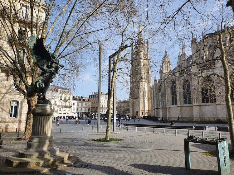 Ultimate Bordeaux: Full-Day Private Driving Tour from Highlights to Hidden Layers