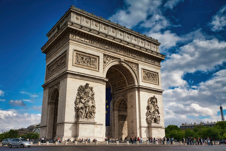 Complete Paris: Full-Day Walking Tour Through the Neighbourhoods