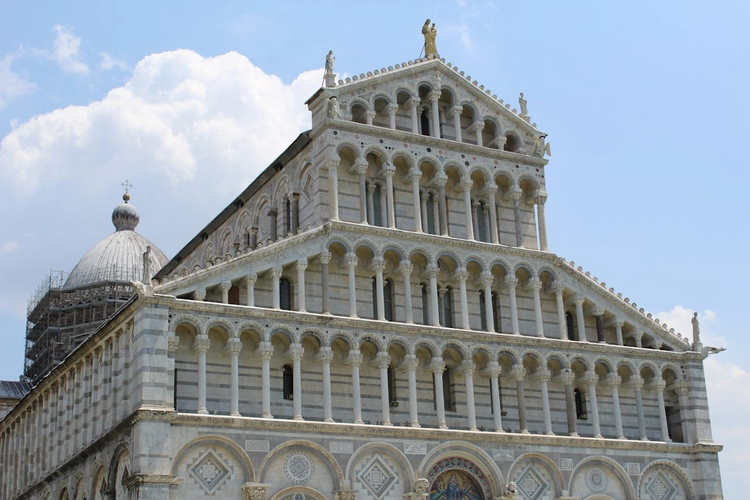 Classic Pisa and Lucca: Day Trip with Private Vehicle from Florence